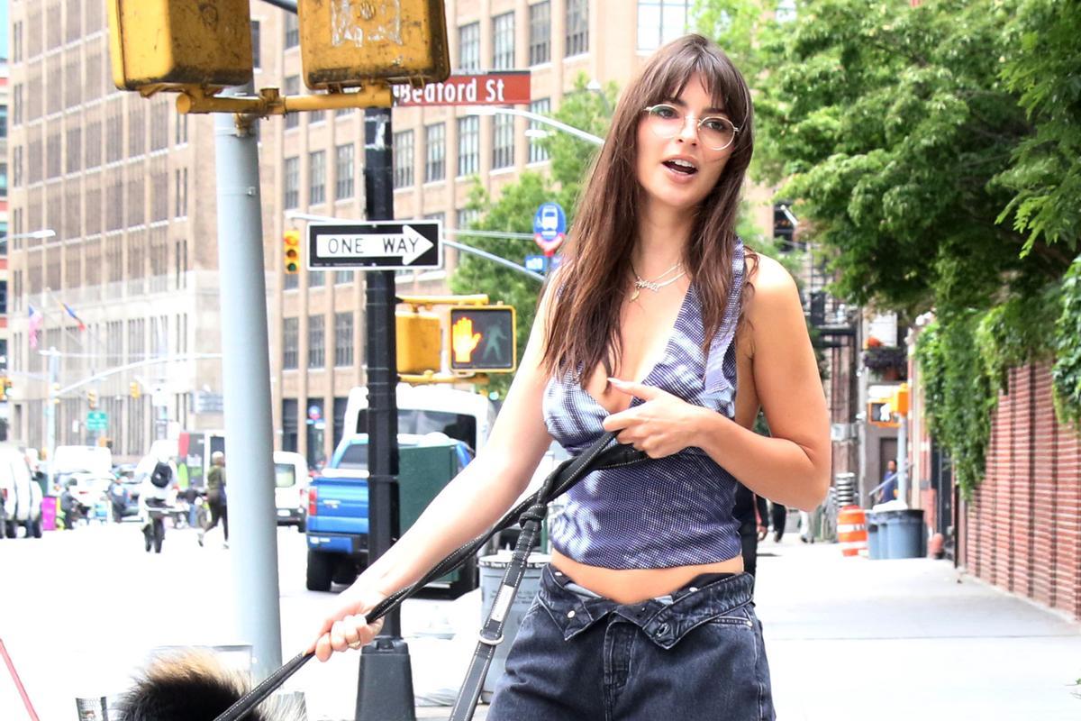Emily Ratajkowski con jeans de mujer desabrochados