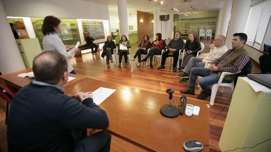 Asistentes a la asamblea de casas de turismo rural aspciadas a Mar de Compostela, ayer. // Bernabé /C.M.V.