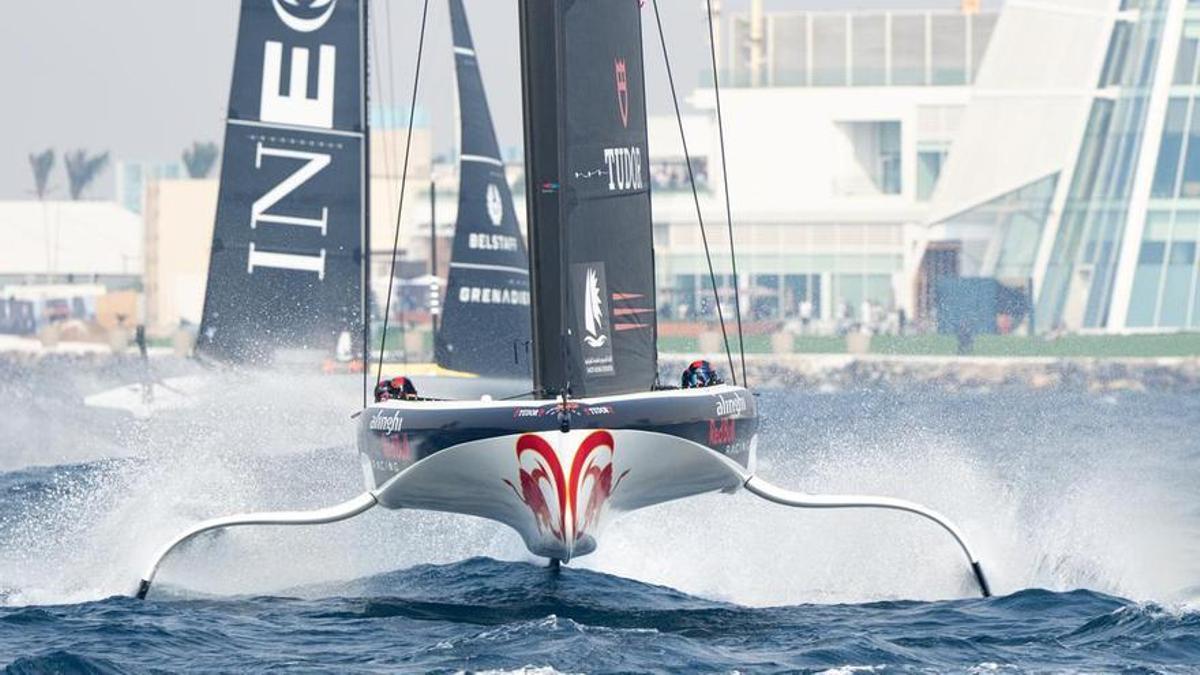 El velero de Alinghi Red Bull Racing lucha por una buena posición en el segundo día de la regata preliminar de la Copa América de vela de Jeddah.