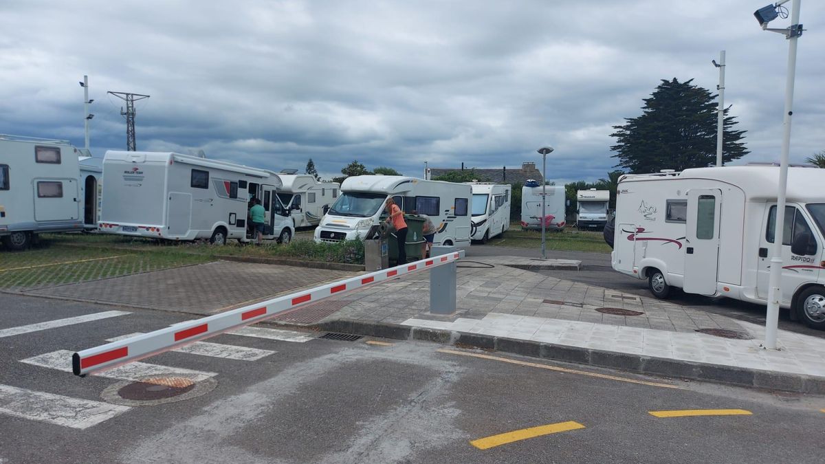 Una de las barreras que regula los accesos al área tapiega.