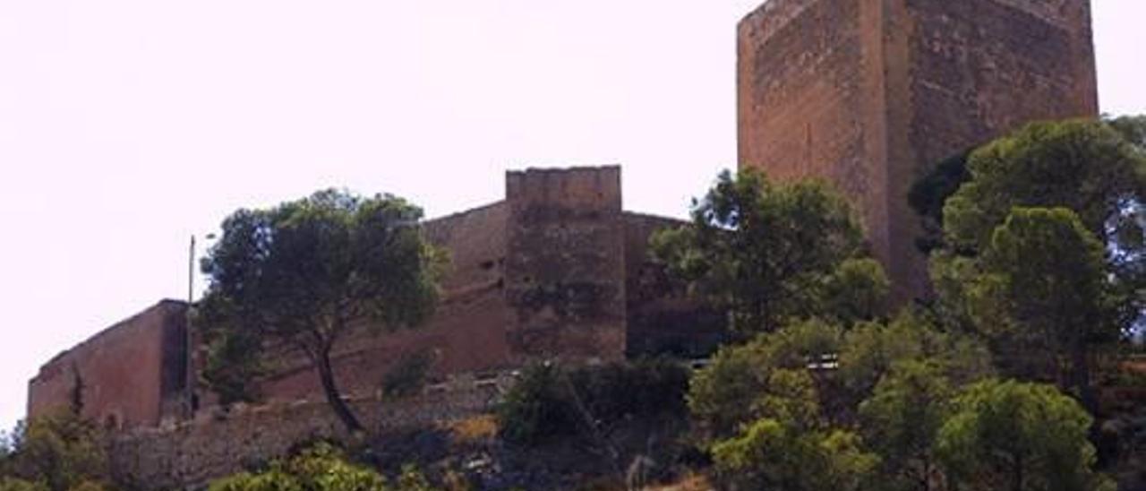 La fortaleza de Novelda, con su torre triangular, es un foco turístico de las comarcas del Alto y Medio Vinalopó.