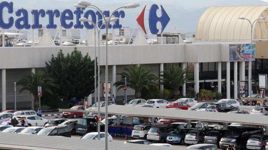 Vistes exteriors del Carrefour de Manresa, al polígon dels Trullols