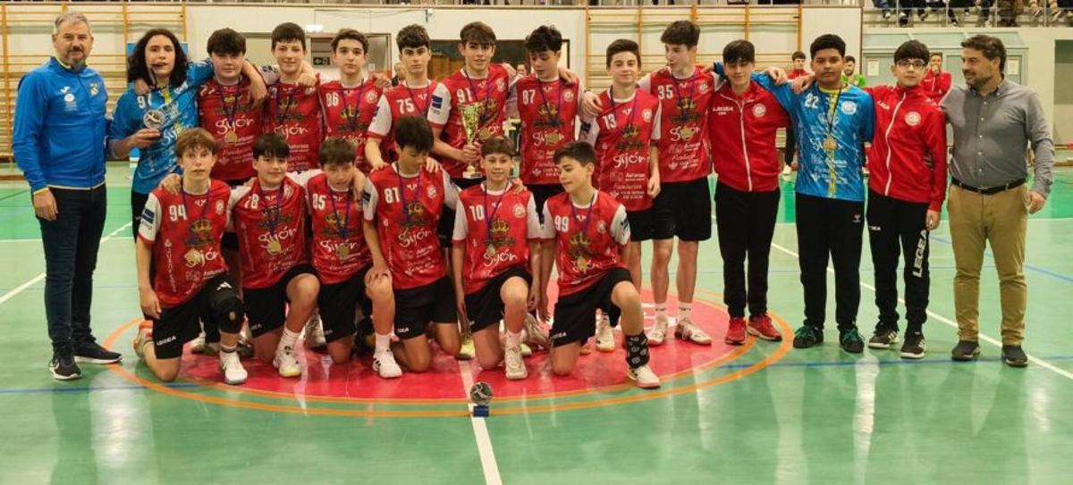 Técnicos y jugadores del Juanfersa infantil.