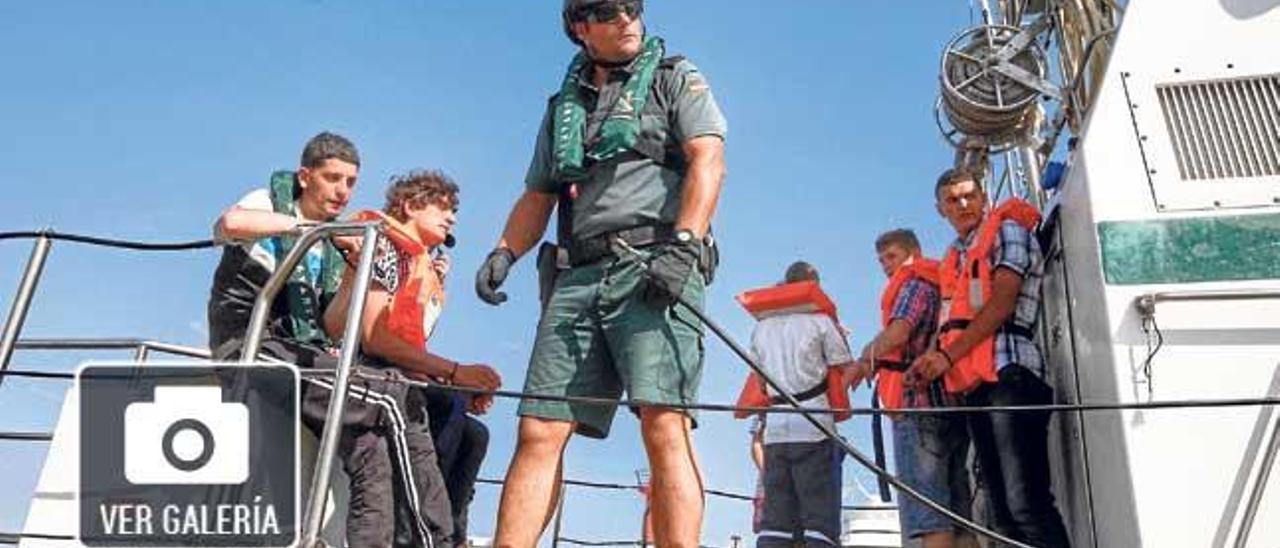 La patrullera de la Guardia Civil del Mar traslada a un grupo de inmigrantes rescatados tras atracar por error en Cabrera, en junio de 2014.