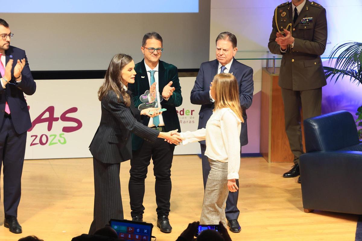 La Reina Letizia, Juan Carrión (FEDER), Adrián Barbón y Alfredo Canteli, el 4 de marzo del año pasado, en la celebración nacional del Día de las Enfermedades Raras, en el Auditorio de Oviedo.
