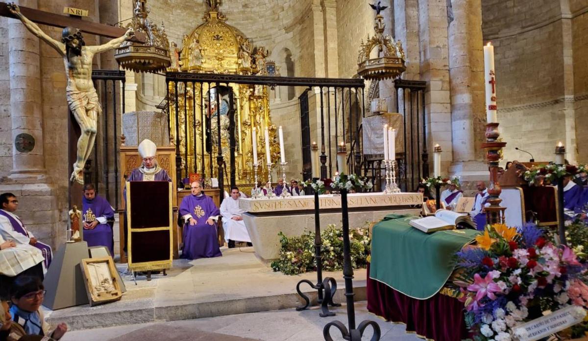 El féretro del sacerdote, cubierto con la casulla, a los pies del Cristo de la Luz. | C. T.