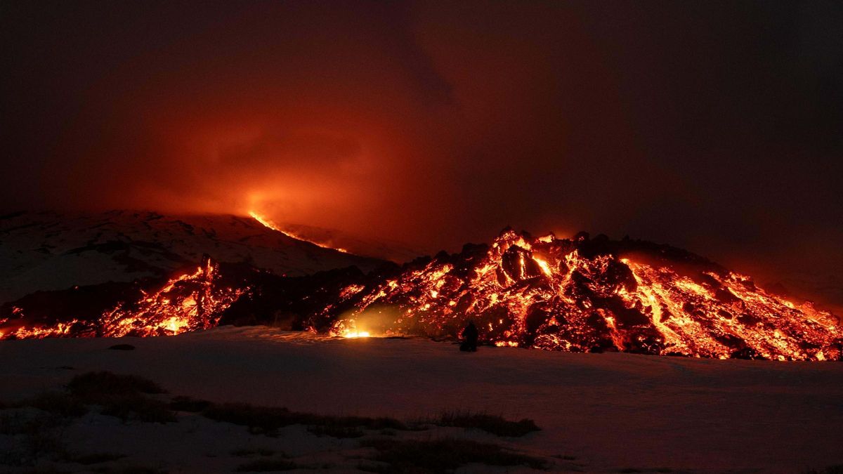 La lava fluye sobre la nieve en el volcán Etna