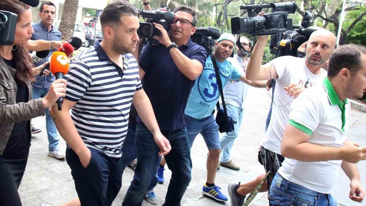 Acude al juzgado a firmar el condenado de 'La Manada' Jose Angel Prenda