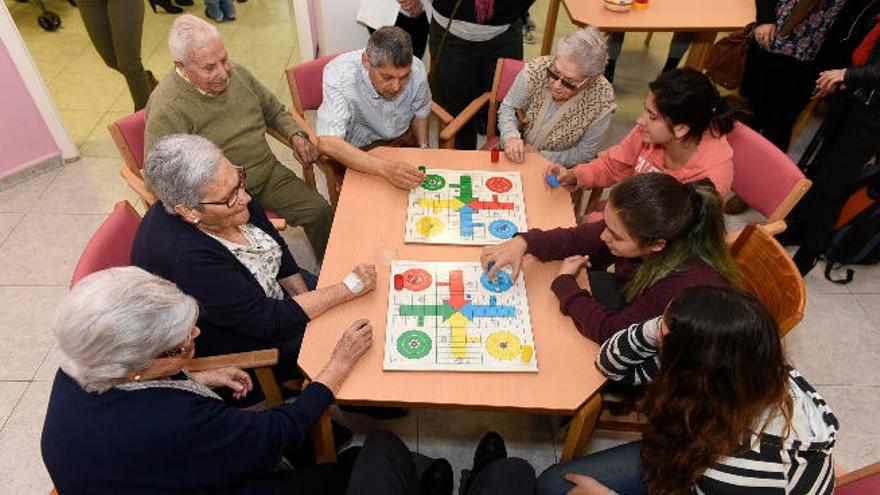 Jóvenes y mayores se unen para disminuir la brecha generacional