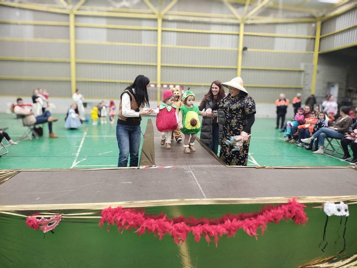 EN IMÁGENES: Salas y Láneo celebran el carnaval con un desfile de disfraces y un concurso de casadiellas