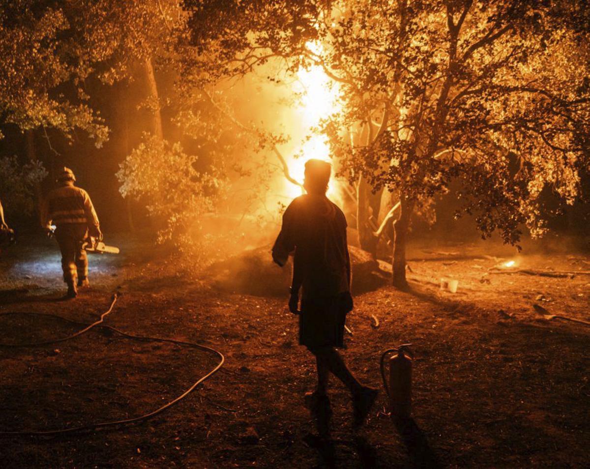 Tasques d’extinció de l’incendi forestal de La Adrada, a Àvila. | CÉSAR VALLEJO RODRÍGUEZ / EUROPA PRESS