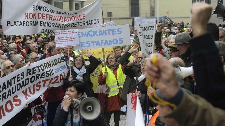 Protesta de emigrantes retornados el año pasado ante la Delegación de la Agencia Tributaria en A Coruña. c. pardellas