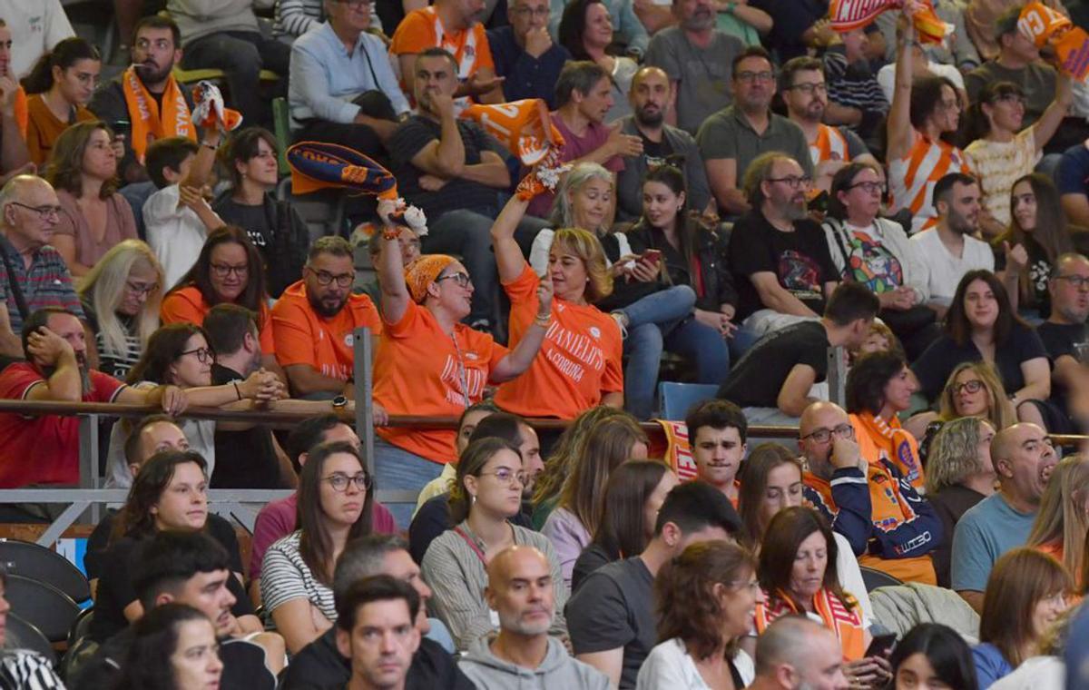 Aficionados del Leyma en la grada del Coliseum. |  // IAGO LÓPEZ