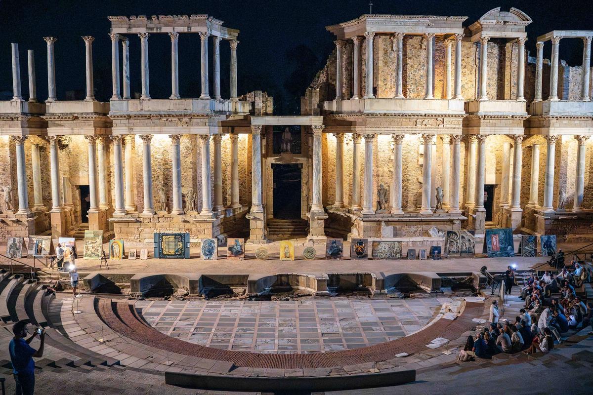 Exposición artística en el Teatro Romano, ayer por la noche.