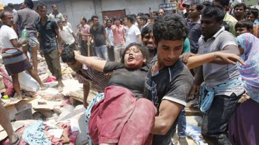 Más de 100 muertos tras el derrumbe de un edificio en Bangladesh