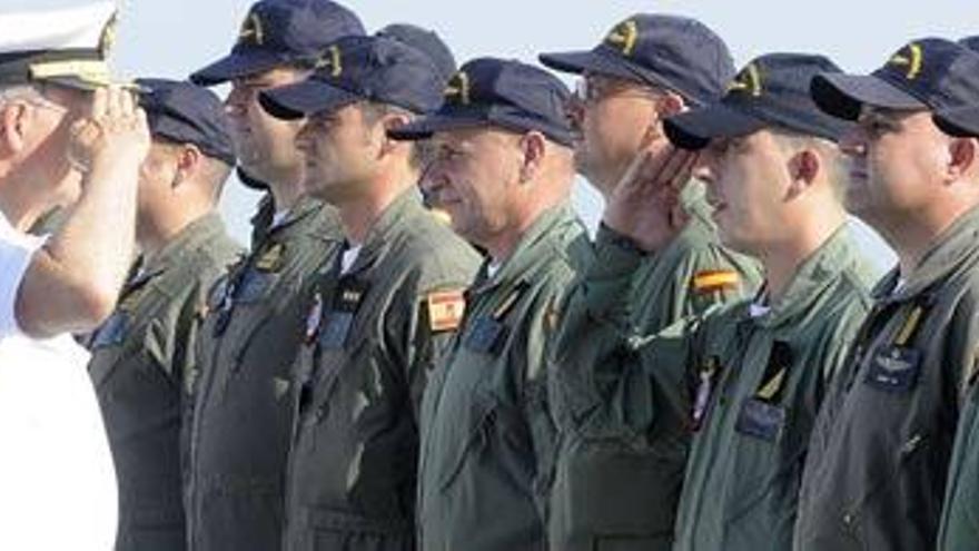 El almirante de la Flota, Juan Carlos Muñoz-Delgado y Díaz del Río, saluda a los miembros de la dotación del buque de asalto anfibio Galicia que ha partido esta mañana de la Base Naval de Rota (Cádiz) para incorporarse por primera vez a la operación Atalanta en aguas de Somalia.  //