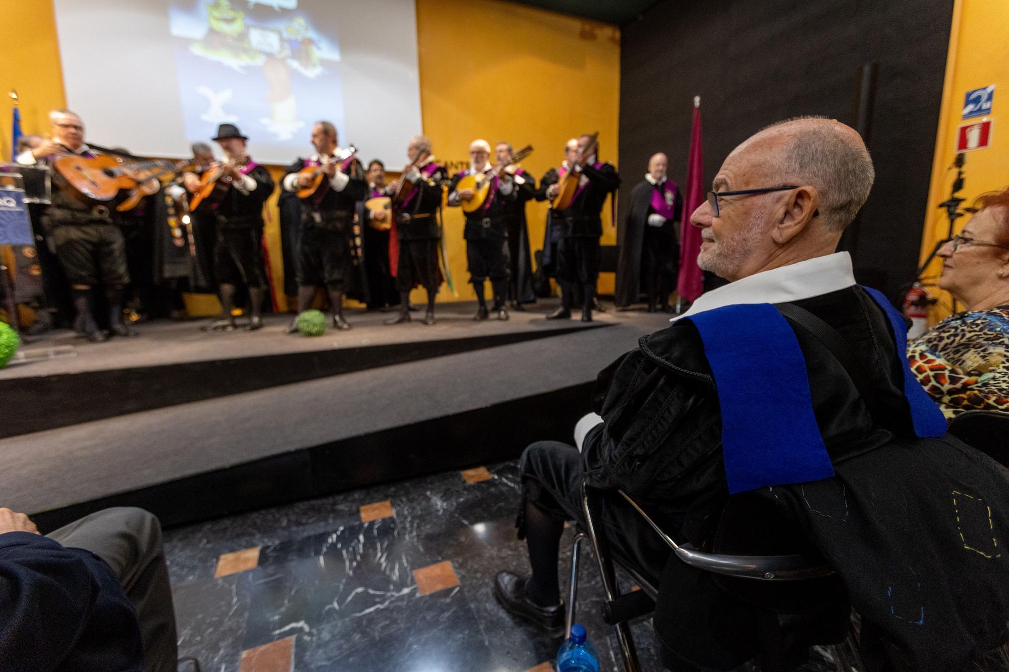 Las tunas de España homenajean a Enrique, humorista gráfico del Diario Información