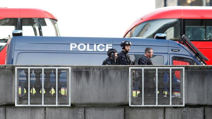 Un home apunyala mortalment dues persones i en fereix diverses abans de ser abatut al Pont de Londres