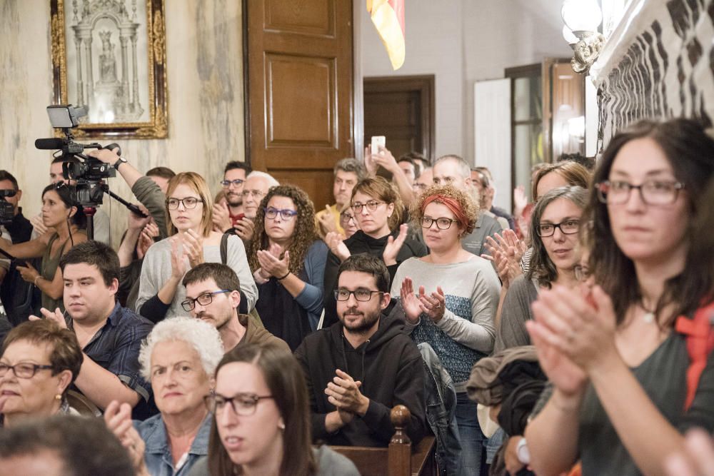 Desenes de persones omplen la sala de plens per donar suport a Montse Venturós