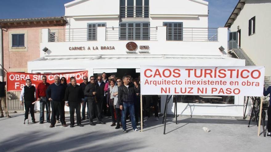 Los manifestantes portaban pancartas para denunciar el &quot;caos turístico&quot; de la obra.