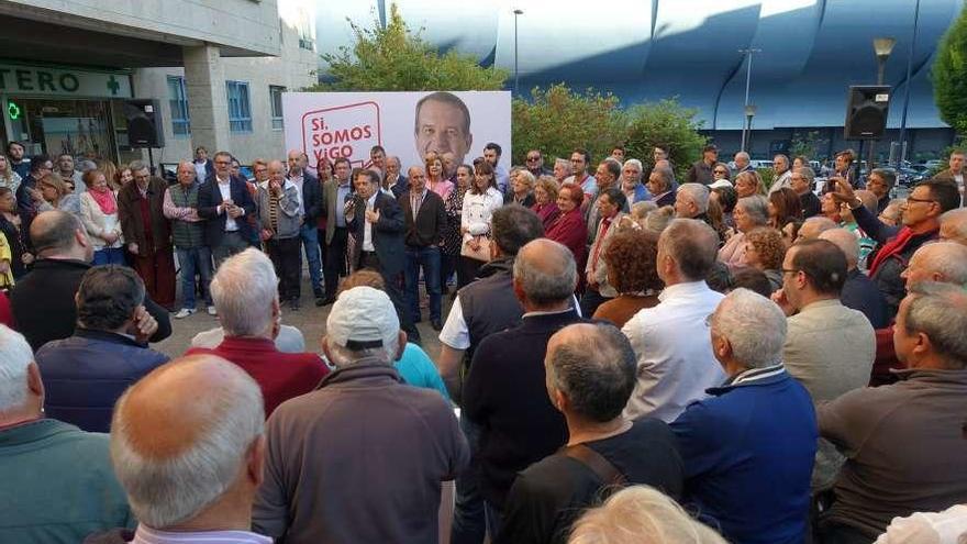 Caballero, ayer, en un acto de campaña en Balaídos, delante de la grada de Tribuna. // FdV