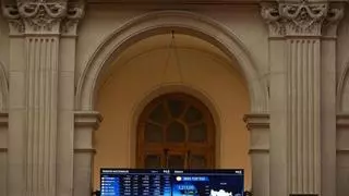 El Ibex 35 mantiene el avance del 0,5% en la media sesión, tras la convocatoria electoral