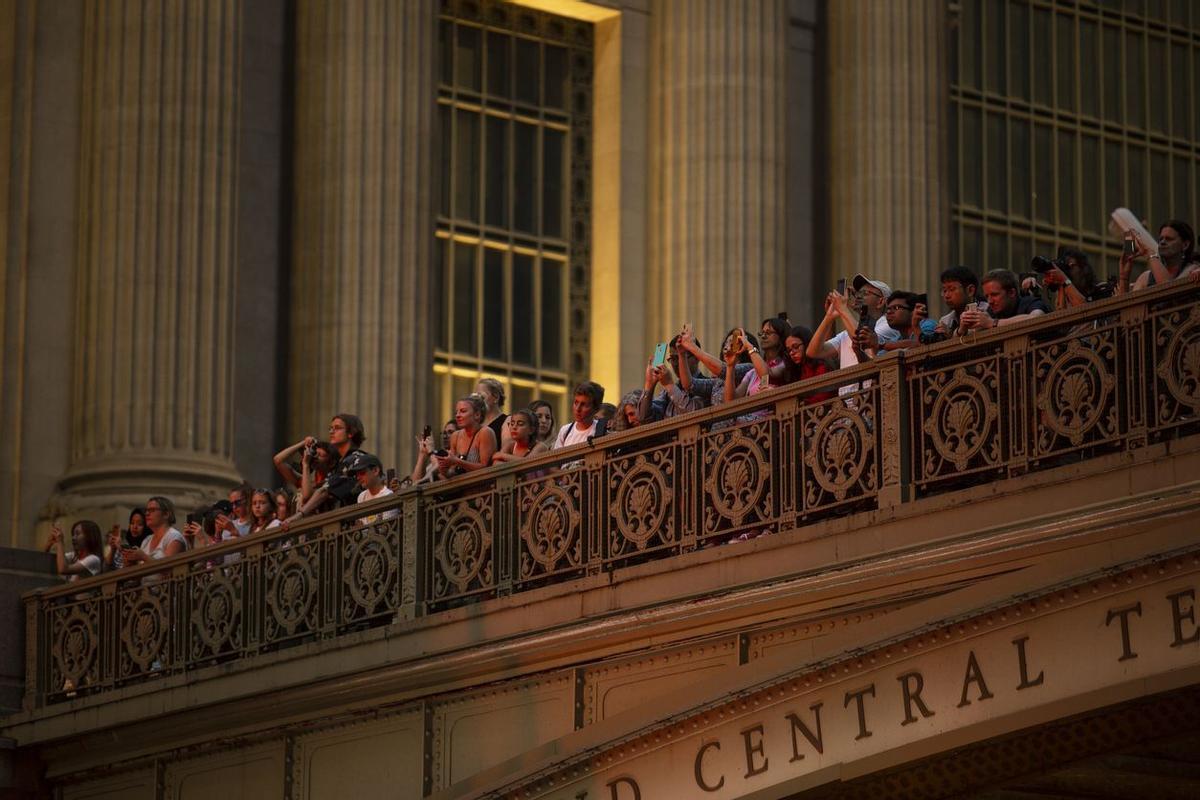 Viajeros fotografiando el Manhattanhenge