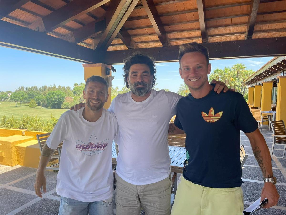 Los futbolistas 'Papu' Gómez e Iván Rakitic, ambos ex jugadores del Sevilla F.C., junto a David R., el empresario argentino detrás del proyecto Shirtum.