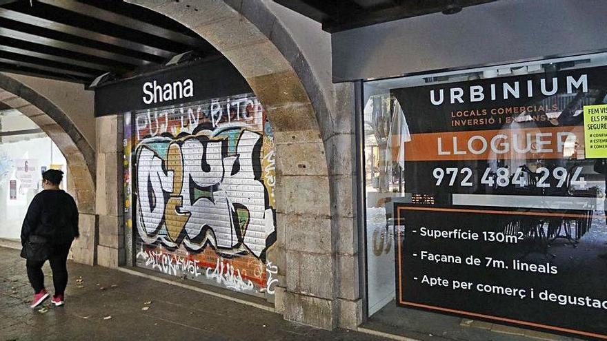 Locals buits a la Rambla de Girona pel tancament de negocis.