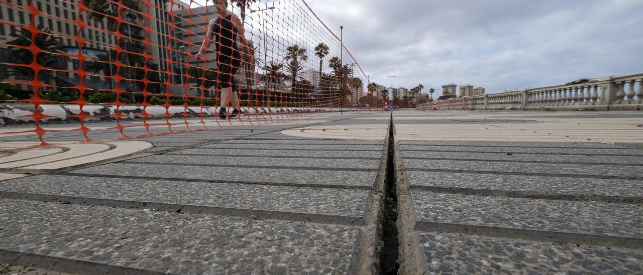 Grieta en la Avenida Marítima