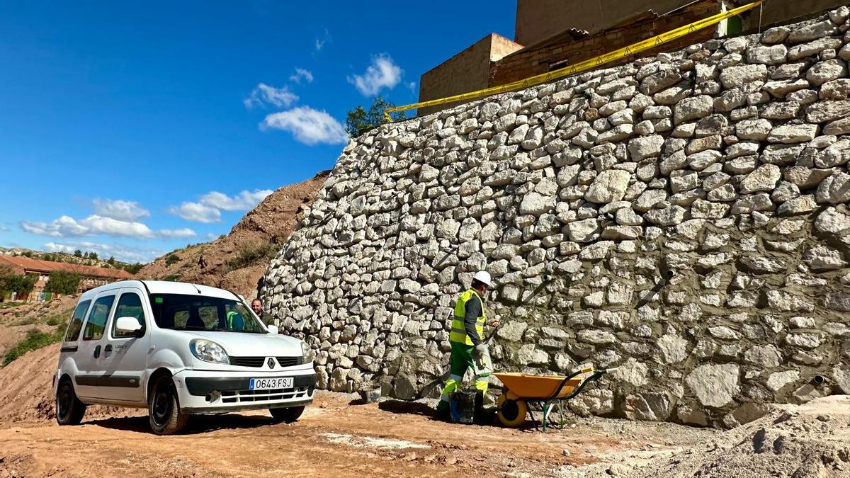 Muro reconstruido, con la casa arriba.