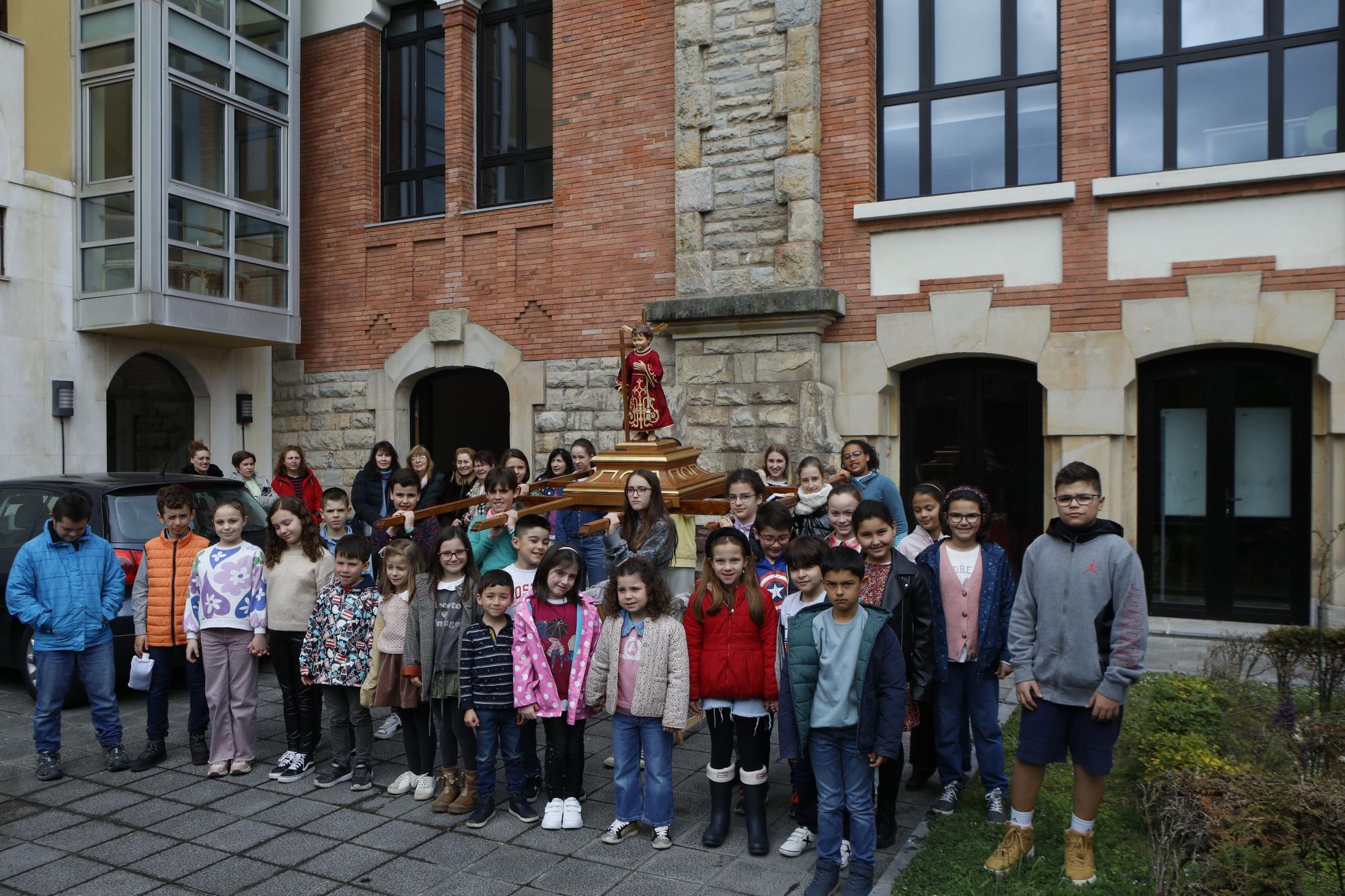 En imágenes: preparativos del Domingo de Ramos con la cofradía del Niño de los Remedios