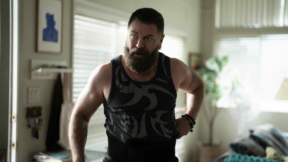 Nick Offerman (Jinx) en una imagen de 'Margo tiene problemas de dinero'