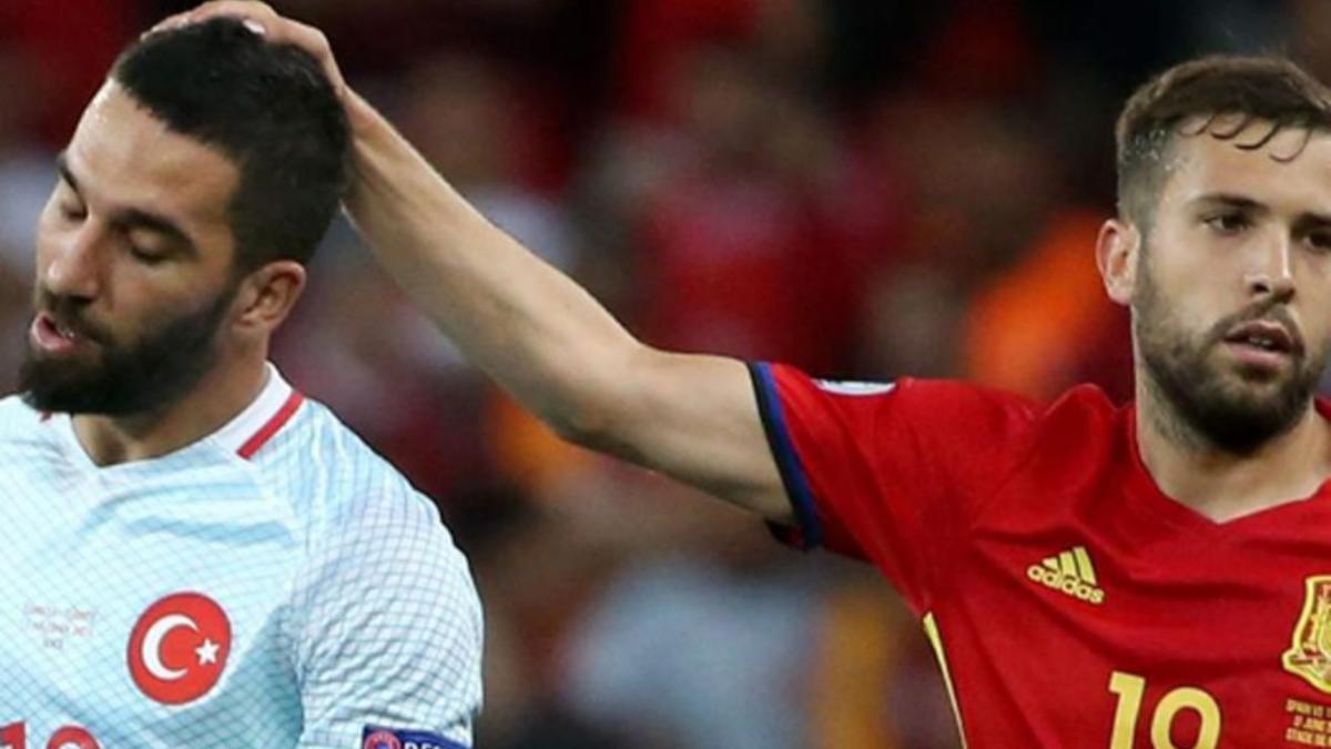 Jordi Alba consuela a Arda Turan al fin del partido. Fue una mala noche para el turco