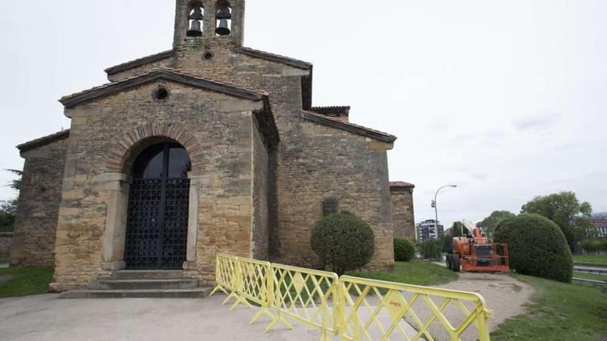 El camino en torno a San Julián, cortado, y al fondo la grúa desde la que se realizan los trabajos.