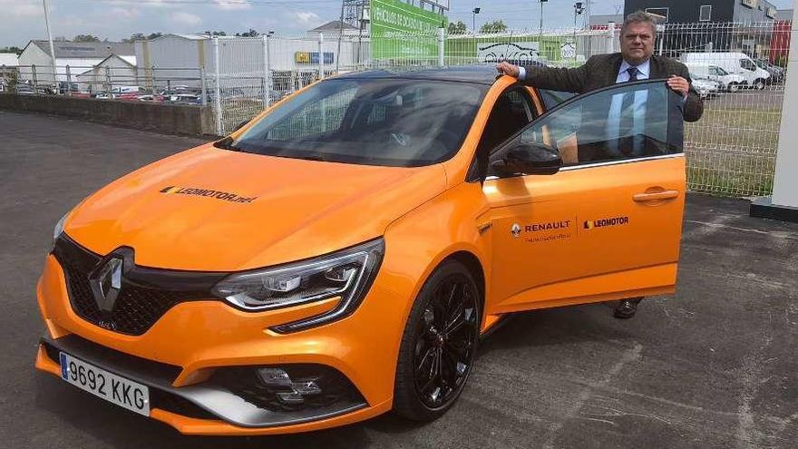 José Manuel Roibás, director de Leomotor, con el Renault Mégane RS.