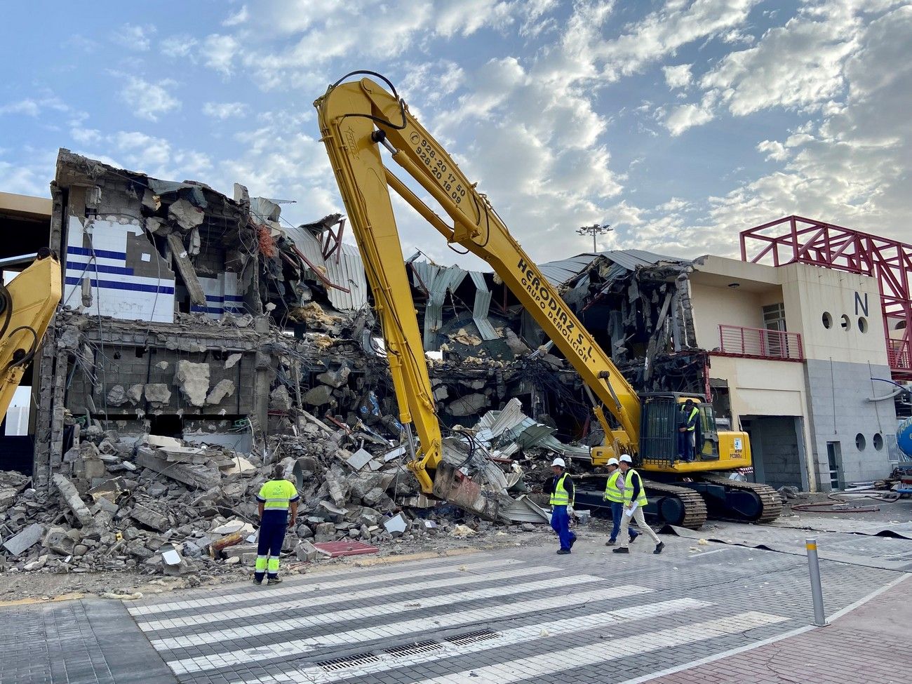 Comienzo de los trabajos de derribo de la Terminal de Cruceros en el muelle Santa Catalina.