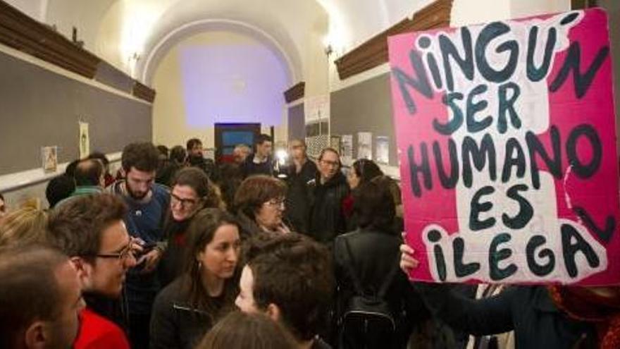 Encierro contra la reapertura del CIE de Zapadores