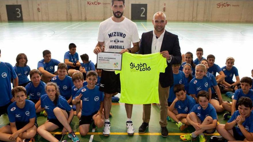 Raúl Entrerríos y Jesús Martínez, con los chicos del campus y el diploma de embajador.