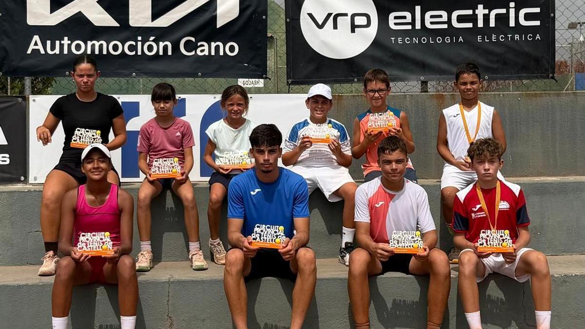 Varios de los participantes con su trofeo tras participar en el Club de Tenis Benicarló.
