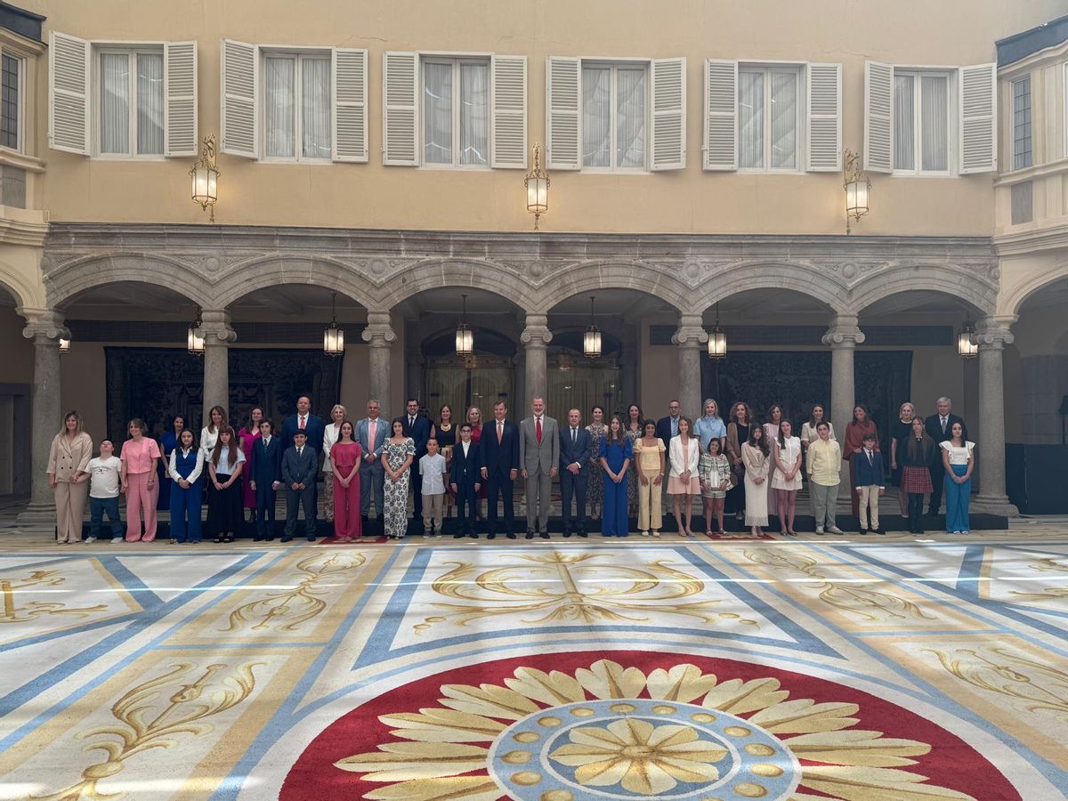 El Rey Felipe VI junto a los estudiantes ganadores y sus tutores.