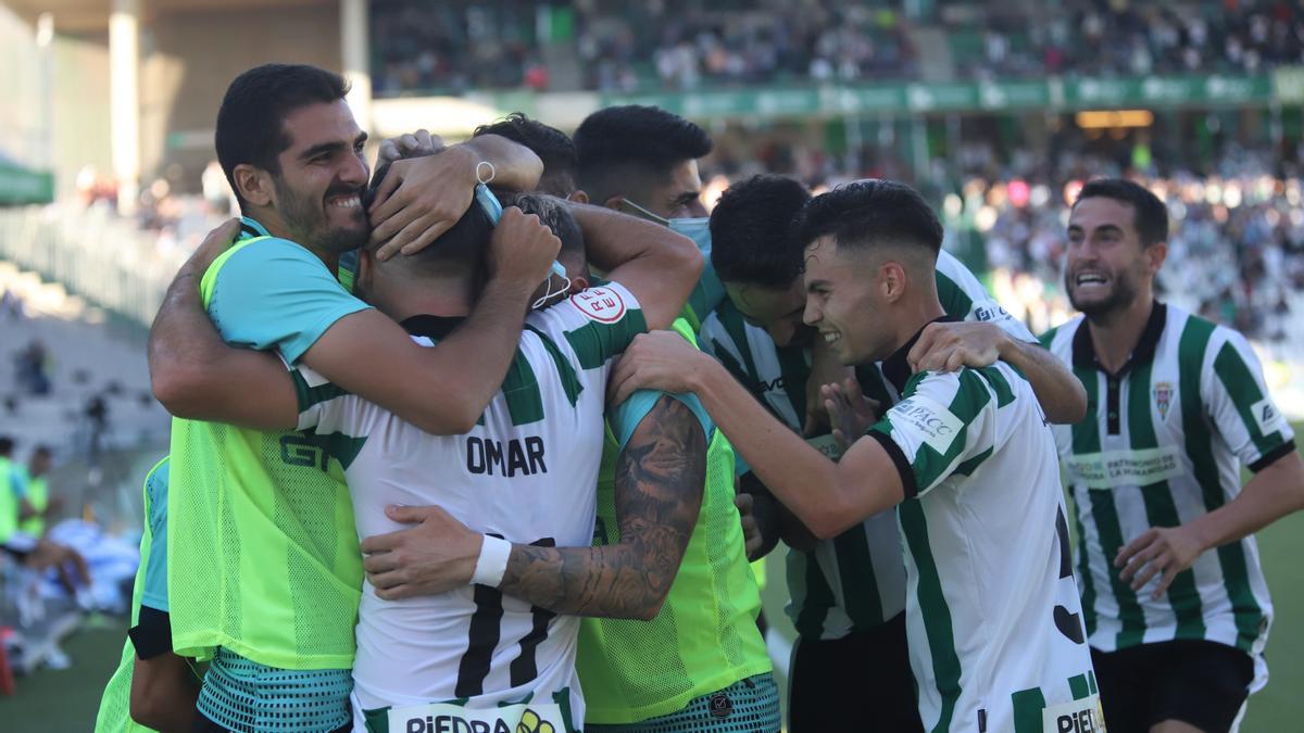 Los jugadores del Córdoba CF celebran el gol de Omar Perdomo ante el Don Benito.