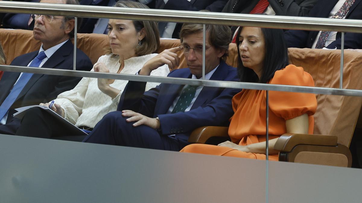 La delegada del Gobierno, Mercedes González, con el alcalde de Madrid, en el debate de política general en Madrid.