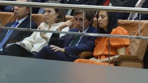 La delegada del Gobierno, Mercedes González, con el alcalde de Madrid, José Luis Martínez Almeida, en el debate de política general en Madrid. 