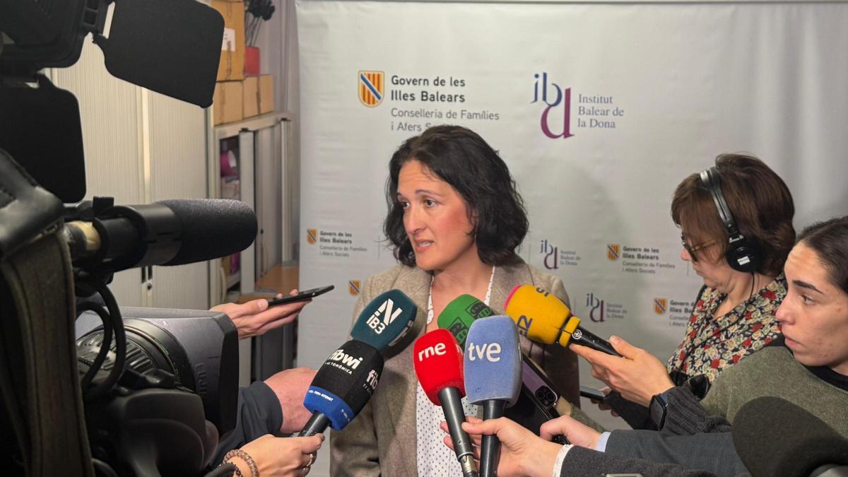 Cati Salom, directora del IBDona, atiende hoy al mediodía a los medios de comunicación.