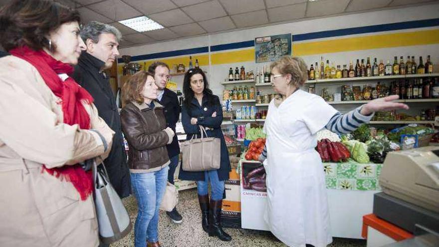 Los candidatos del PSOE, en una tienda de Ciudad de Lugo.