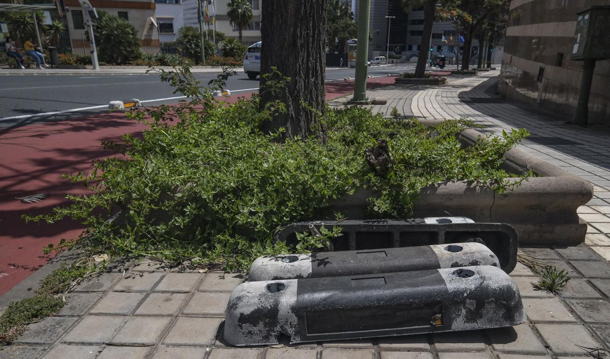 Medianeras del carril bici tiradas en la acera.