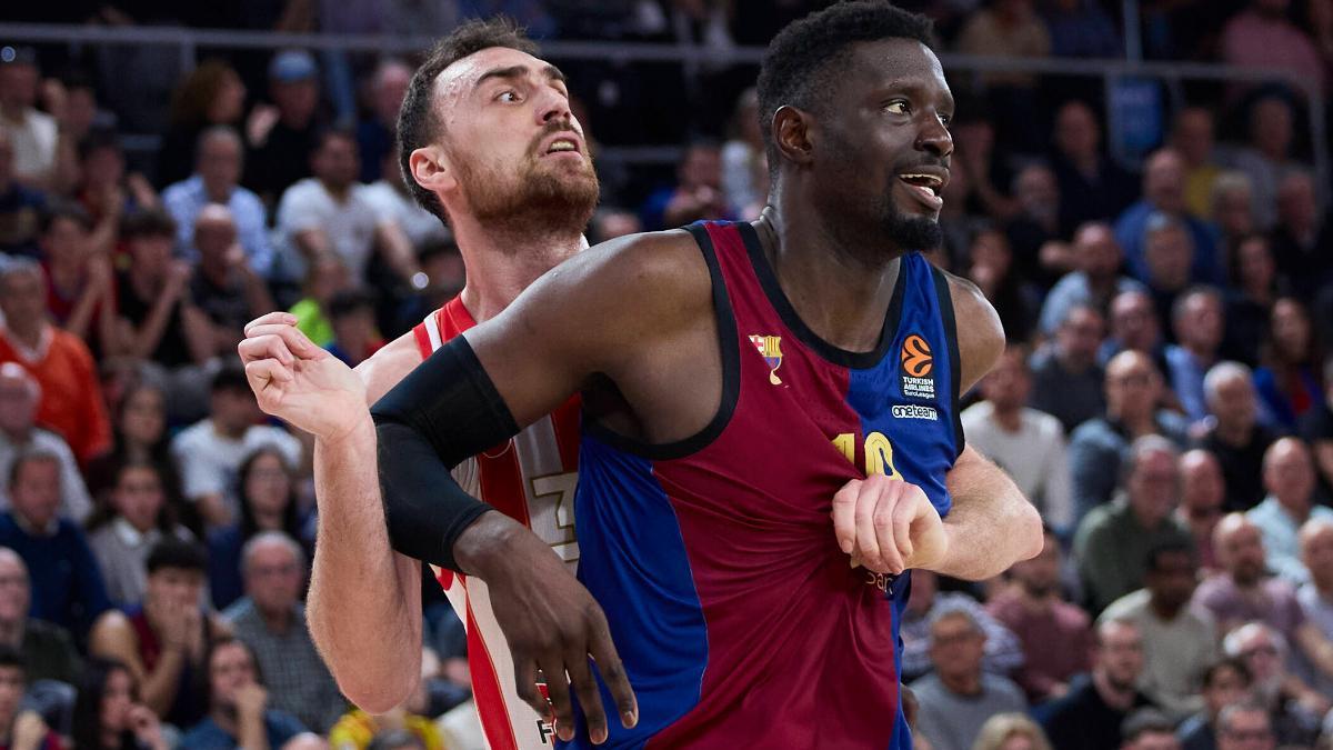 Youssoupha Fall, in full fight with Milutinov (Olympiacos)