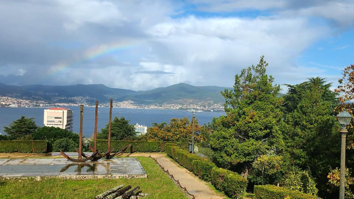Vista de la ría de Vigo sobre el monte de O Castro, con un arcoíris presente.