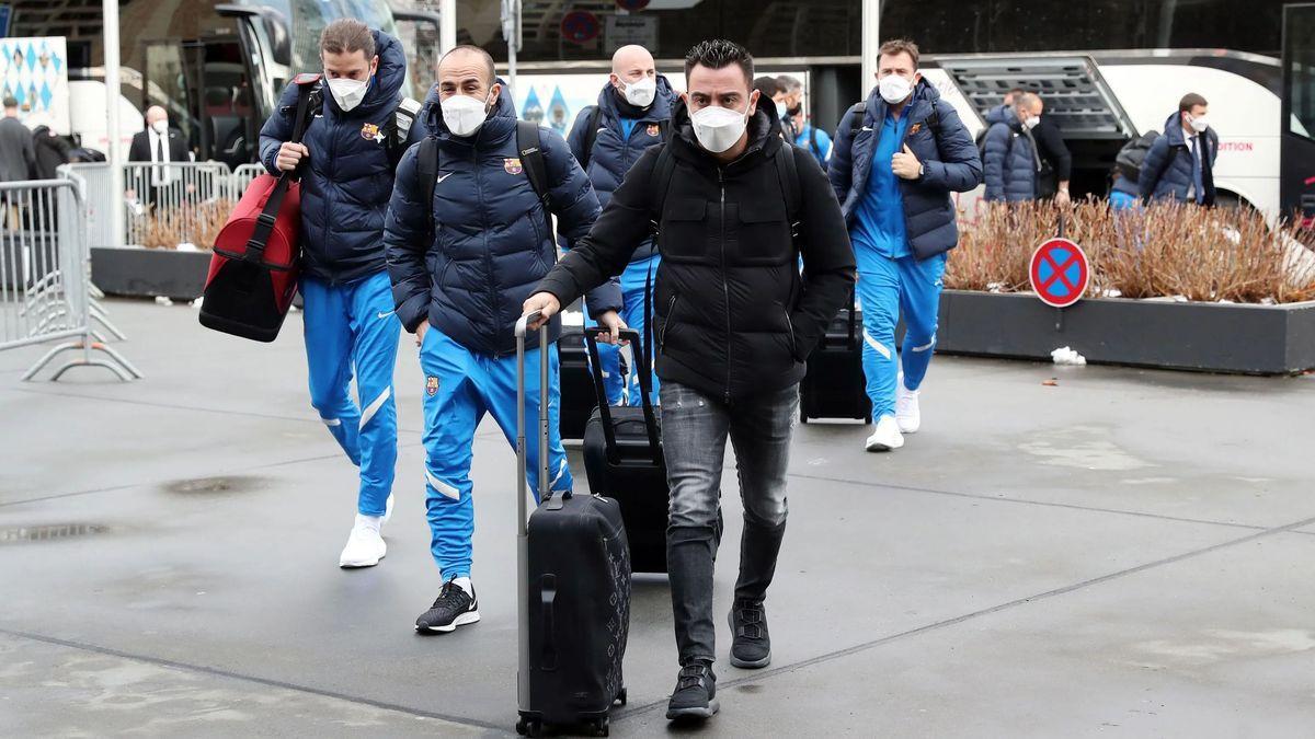 Xavi al capdavant de l&#039;expedició del Barça, arribant a l&#039;hotel de Munic